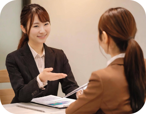 女性が会社について説明しています